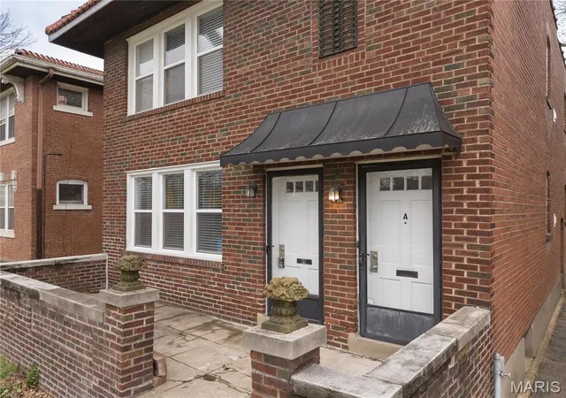 Photo 5 of Sale Pending at 1173 Moorlands Dr, Saint Louis, MO 63117 | MLS# MIS26025252 | Listing updated on 2026-08-07