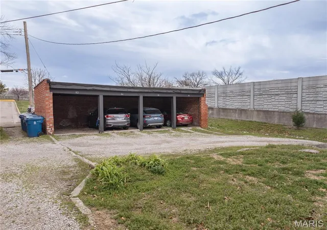 Photo 3 of Multi family home for sale at 1282 Hawthorne Pl, Saint Louis, MO 63117 | MLS# MIS26025269 | Listing updated on 2026-04-24