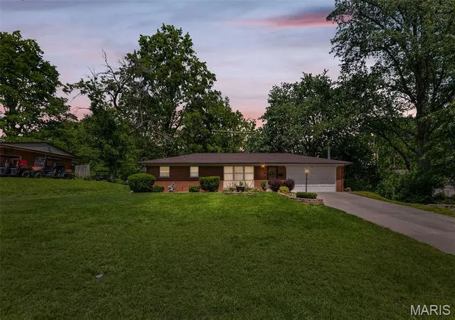 Homes for sale in Belleville, IL | 156 Crest Haven Dr, Belleville, IL 62221 | MLS# MIS26025365