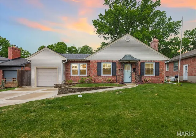 Homes for sale in Glendale, MO | 986 Glenbrook Ave, Glendale, MO 63122 | MLS# MIS26025521