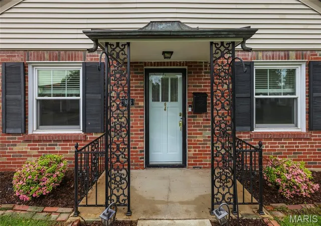 Homes for sale in Glendale, MO | 986 Glenbrook Ave, Glendale, MO 63122 | MLS# MIS26025521