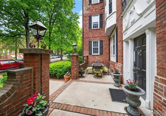 Photo 2 of Condo for sale at 7520 Oxford Dr #2W, Clayton, MO 63105 | MLS# MIS26025686 | Listing updated on 2026-09-21