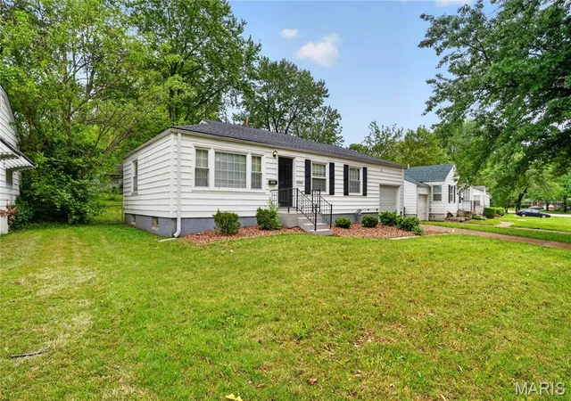 Photo 3 of Single family home for sale at 10080 Coburg Lands Dr, St Louis, MO 63137 | MLS# MIS26025698 | Listing updated on 2026-09-22