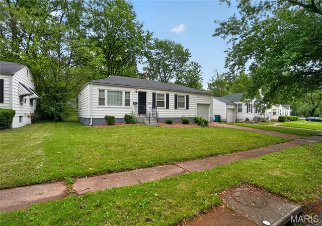 Photo 4 of Single family home for sale at 10080 Coburg Lands Dr, St Louis, MO 63137 | MLS# MIS26025698 | Listing updated on 2026-09-22