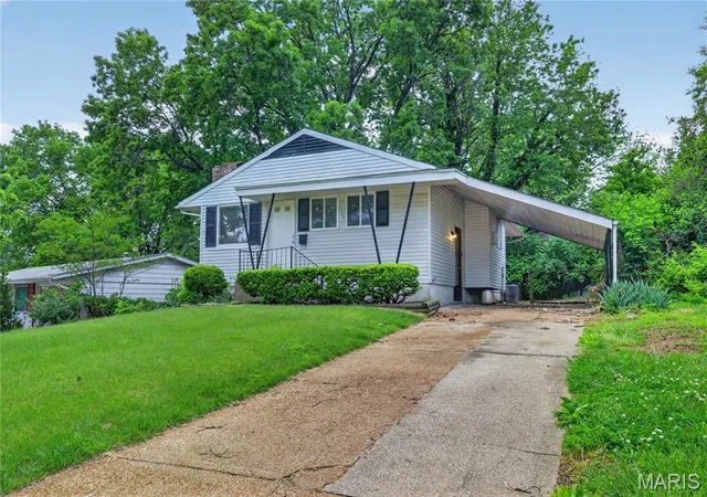 3rd image of 10247 Valley Dr, St Louis, MO 63137 | MLS# MIS26025839