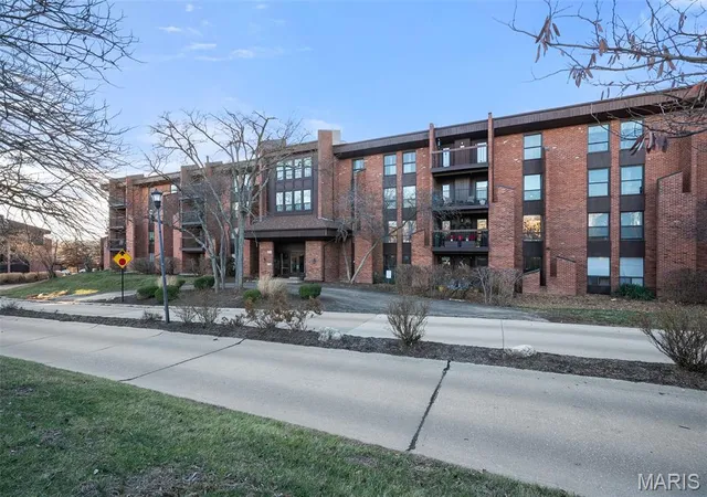 Homes for sale in Creve Coeur, MO | 585 Coeur De Royale Dr, Creve Coeur, MO 63141