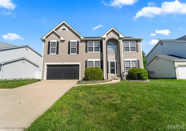 Photo 2 of Single family home for sale at 923 Holliday Dr, Fairview Heights, IL 62208 | MLS# MIS26026162 | Listing updated on 2026-09-03