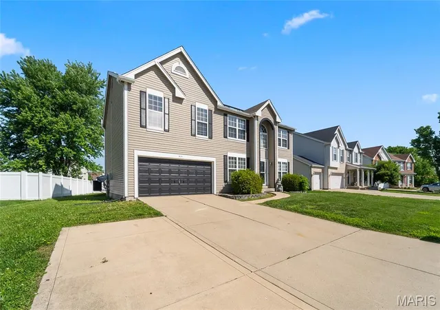 Photo 4 of Single family home for sale at 923 Holliday Dr, Fairview Heights, IL 62208 | MLS# MIS26026162 | Listing updated on 2026-09-03