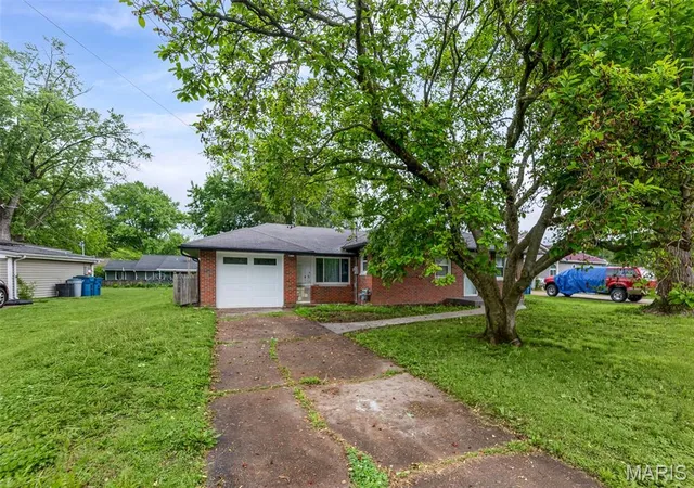 Photo 2 of Single family home for sale at 2417 Sylvan, Alton, IL 62002 | MLS# MIS26026259 | Listing updated on 2026-09-14
