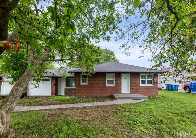 Photo 2 of Single family home for sale at 2417 Sylvan, Alton, IL 62002 | MLS# MIS26026259 | Listing updated on 2026-09-14