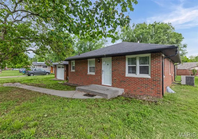 Photo 3 of Single family home for sale at 2417 Sylvan, Alton, IL 62002 | MLS# MIS26026259 | Listing updated on 2026-09-14