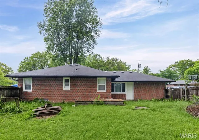 Photo 4 of Single family home for sale at 2417 Sylvan, Alton, IL 62002 | MLS# MIS26026259 | Listing updated on 2026-09-14