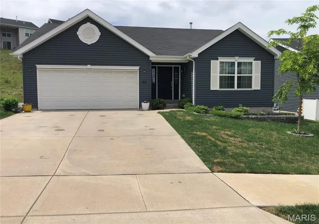 Photo 2 of Single family home for sale at 805 Valley Pine Dr, Fenton, MO 63026 | MLS# MIS26026287 | Listing updated on 2026-09-13
