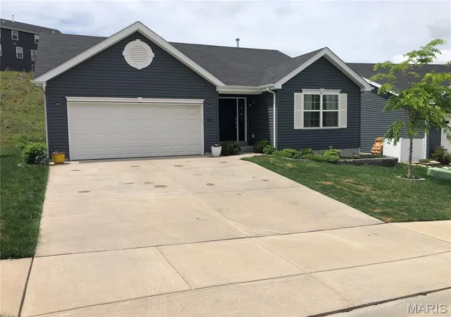 Photo 3 of Single family home for sale at 805 Valley Pine Dr, Fenton, MO 63026 | MLS# MIS26026287 | Listing updated on 2026-09-13