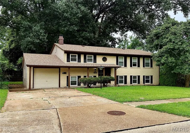 Photo 1 of Sale Pending at 2010 E Humes Ln, Florissant, MO 63033 | MLS# MIS26026315 | Listing updated on 2026-08-30