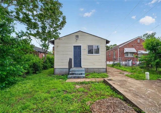 Photo 3 of Single family home for sale at 1823 Eton Ln, Saint Louis, MO 63147 | MLS# MIS26026317 | Listing updated on 2026-10-19