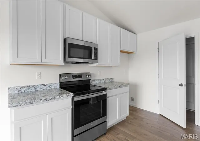 Photo 3 of Sale Pending at 1565 Salerno Dr, Saint Louis, MO 63133 | MLS# MIS26026450 | Listing updated on 2026-05-01