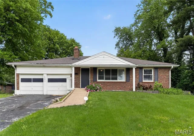 Homes for sale in Saint Louis, MO | 1001 Olympia Dr, Saint Louis, MO 63135 | MLS# MIS26026453