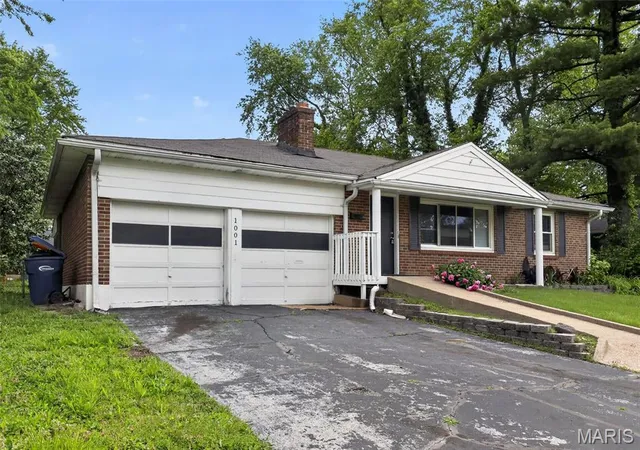 Homes for sale in Saint Louis, MO | 1001 Olympia Dr, Saint Louis, MO 63135 | MLS# MIS26026453