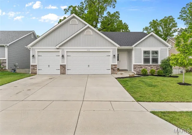 3rd image of 1010 Timber Bluff Dr, Wentzville, MO 63385 | MLS# MIS26026457