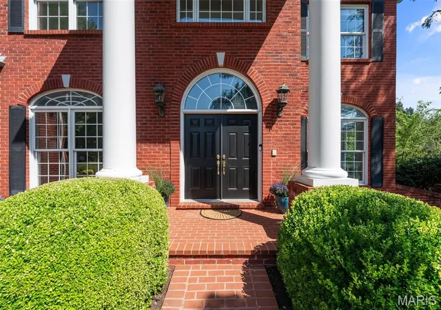 Photo 2 of Mansion for sale at 3 Longrove Ln, Saint Louis, MO 63131 | MLS# MIS26026494 | Listing updated on 2026-09-29