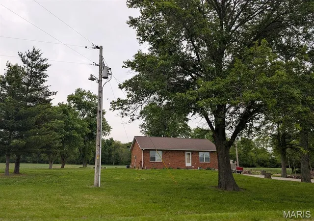 Homes for sale in Freeburg, IL | 6906 Holcomb School Rd, Freeburg, IL 62243 | MLS# MIS26026543