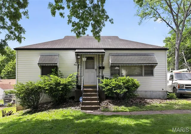 Homes for sale in St Louis, MO | 1941 Farrell Dr, St Louis, MO 63133 | MLS# MIS26026557