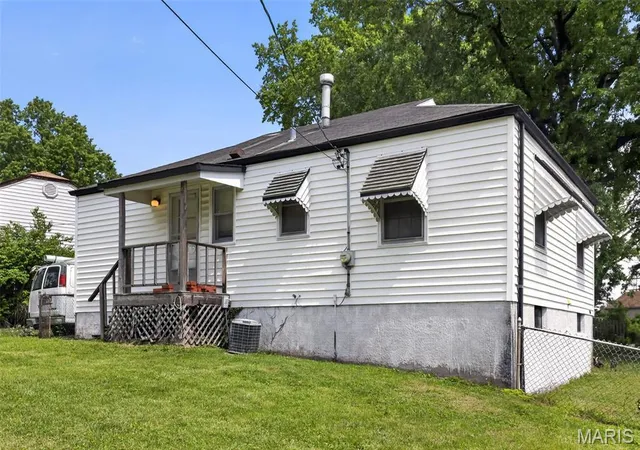 Homes for sale in St Louis, MO | 1941 Farrell Dr, St Louis, MO 63133 | MLS# MIS26026557