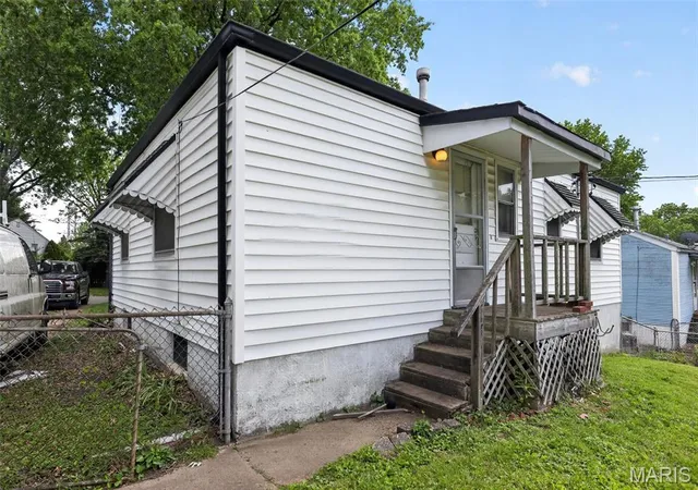 Homes for sale in St Louis, MO | 1941 Farrell Dr, St Louis, MO 63133 | MLS# MIS26026557