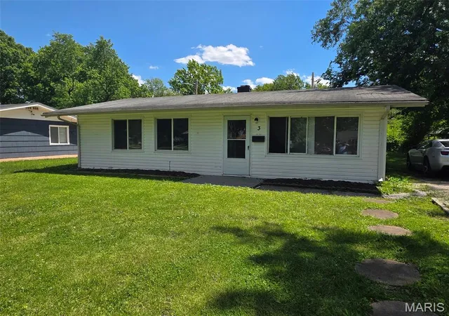 3rd image of 3 W Adams Dr, East Saint Louis, IL 62206 | MLS# MIS26026690