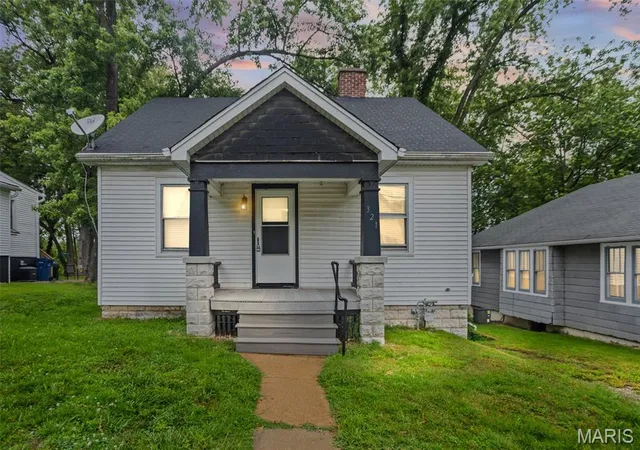 Homes for sale in Belleville, IL | 321 W Cleveland Ave, Belleville, IL 62220 | MLS# MIS26026709