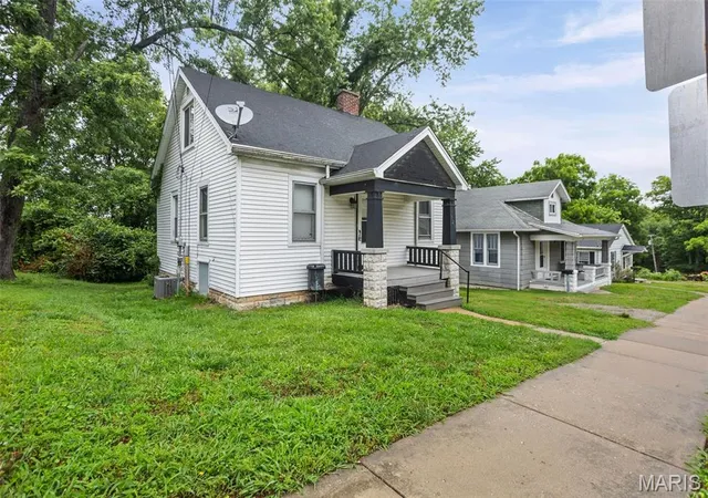 Photo 3 of Single family home for sale at 321 W Cleveland Ave, Belleville, IL 62220 | MLS# MIS26026709 | Listing updated on 2026-08-07