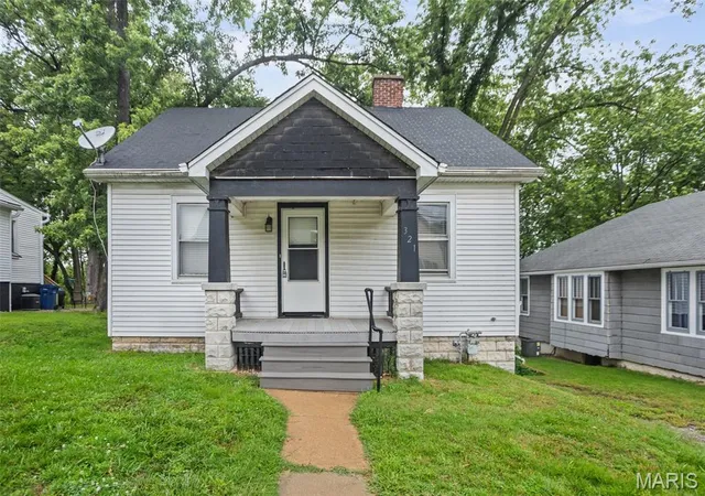 Photo 3 of Single family home for sale at 321 W Cleveland Ave, Belleville, IL 62220 | MLS# MIS26026709 | Listing updated on 2026-08-07
