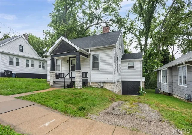 Photo 4 of Single family home for sale at 321 W Cleveland Ave, Belleville, IL 62220 | MLS# MIS26026709 | Listing updated on 2026-08-07