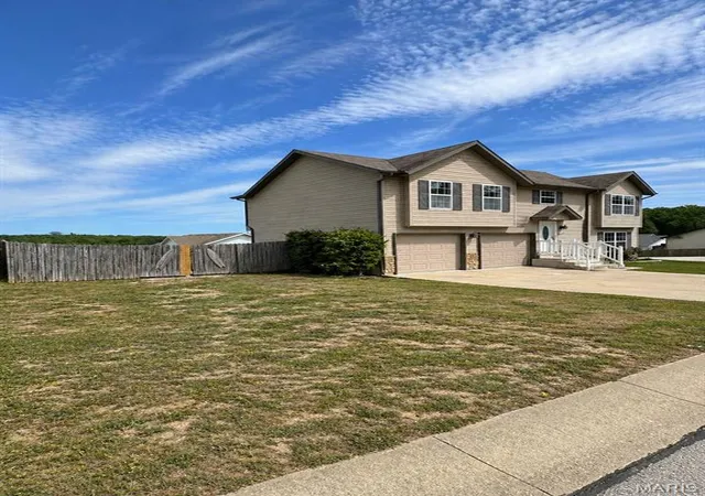 Homes for sale in Waynesville, MO | 1570 Lyle Curtis Cir, Waynesville, MO 65583 | MLS# MIS26026740