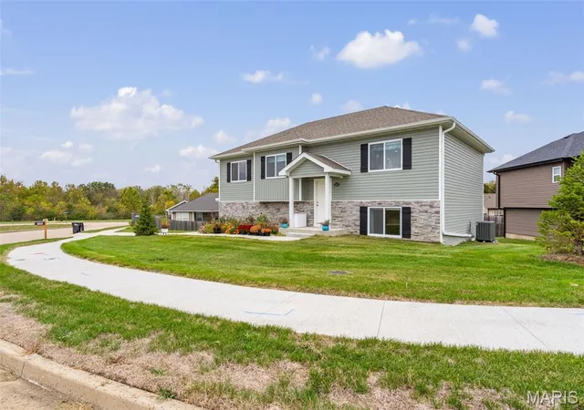 Photo 2 of Sale Pending at 3305 Venice Dr, Columbia, MO 65202 | MLS# MIS26026804 | Listing updated on 2026-09-27