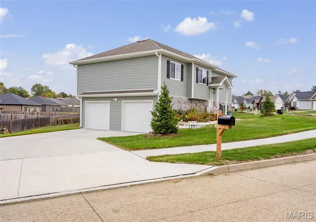 Photo 3 of Sale Pending at 3305 Venice Dr, Columbia, MO 65202 | MLS# MIS26026804 | Listing updated on 2026-09-27