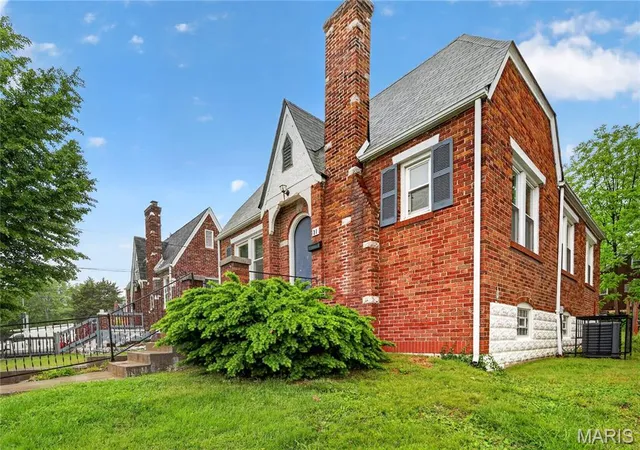 Photo 3 of Sale Pending at 21 Robert Ave, Ferguson, MO 63135 | MLS# MIS26026846 | Listing updated on 2026-09-12