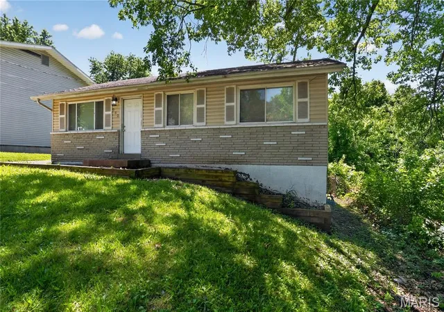 2nd image of 262 Coburg Dr, St Louis, MO 63137 | MLS# MIS26026880