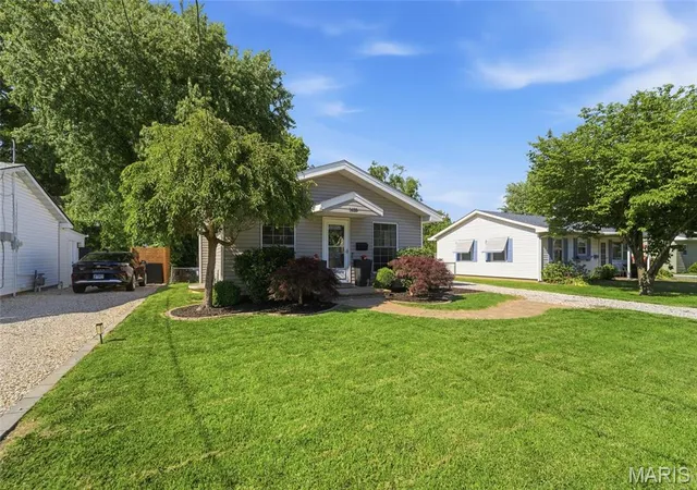 Homes for sale in Edwardsville, IL | 1455 Ladd Ave, Edwardsville, IL 62025 | MLS# MIS26026914