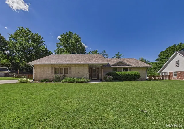 Homes for sale in Glen Carbon, IL | 240 Sherwood Dr, Glen Carbon, IL 62034 | MLS# MIS26026961