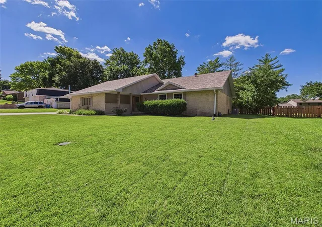 Homes for sale in Glen Carbon, IL | 240 Sherwood Dr, Glen Carbon, IL 62034 | MLS# MIS26026961