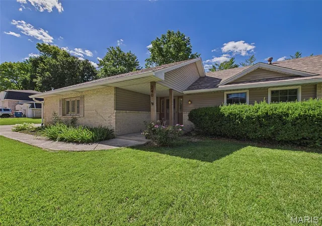 Homes for sale in Glen Carbon, IL | 240 Sherwood Dr, Glen Carbon, IL 62034 | MLS# MIS26026961