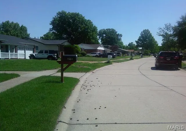 Photo 2 of Sale Pending at 1972 Shoreham Dr, Florissant, MO 63033 | MLS# MIS26026968 | Listing updated on 2026-09-12