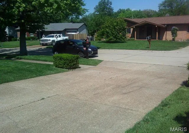 Photo 3 of Sale Pending at 1972 Shoreham Dr, Florissant, MO 63033 | MLS# MIS26026968 | Listing updated on 2026-09-12