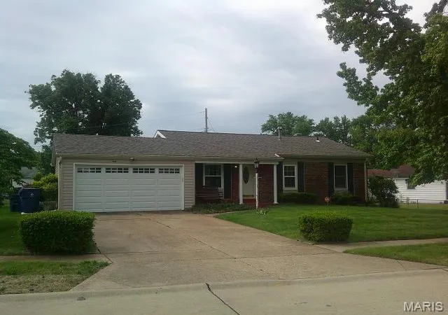 Photo 3 of Sale Pending at 1972 Shoreham Dr, Florissant, MO 63033 | MLS# MIS26026968 | Listing updated on 2026-09-12