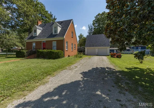 Photo 2 of Single family home for sale at 1005 Westgate Dr, Farmington, MO 63640 | MLS# MIS26026976 | Listing updated on 2026-08-30
