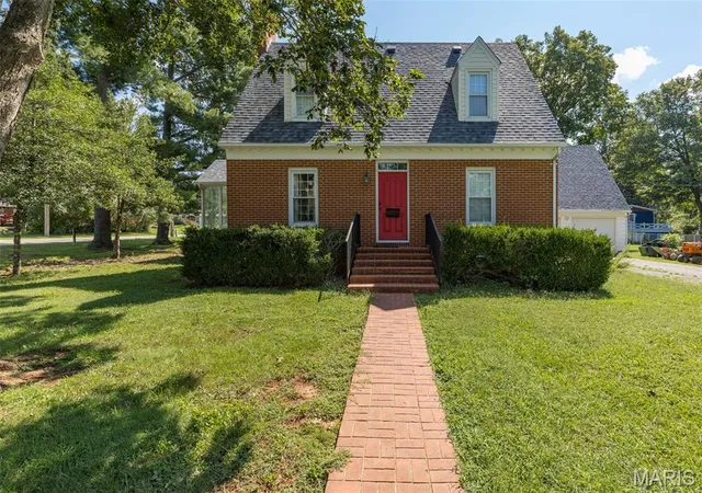 Photo 3 of Single family home for sale at 1005 Westgate Dr, Farmington, MO 63640 | MLS# MIS26026976 | Listing updated on 2026-08-30