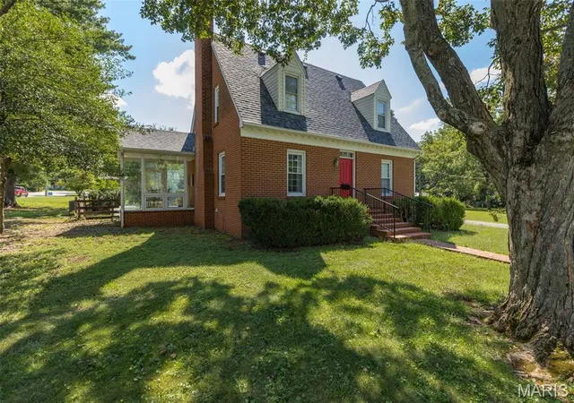 Photo 3 of Single family home for sale at 1005 Westgate Dr, Farmington, MO 63640 | MLS# MIS26026976 | Listing updated on 2026-09-29