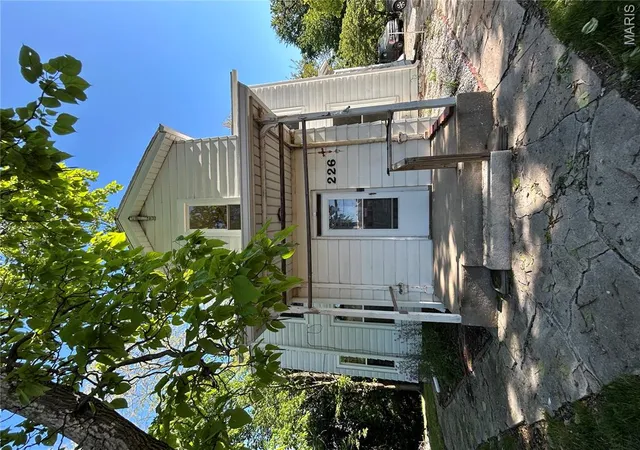 Homes for sale in Alton, IL | 226 E 5th St, Alton, IL 62002 | MLS# MIS26026984